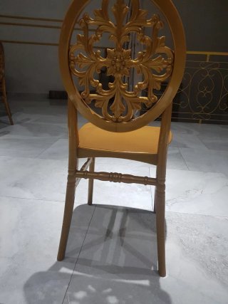 Sillas doradas.