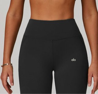 Pantalones Alo acampanados negros
