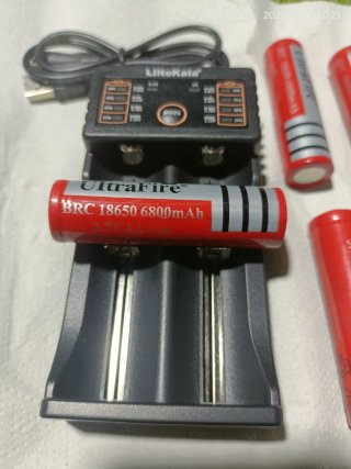 Cargador LiitoKala con 4 Baterías 18650