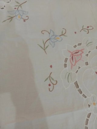 Mantel pequeño bordado con 4 servilletas