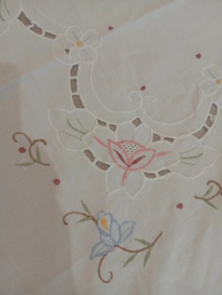 Mantel pequeño bordado con 4 servilletas
