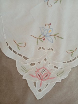 Mantel pequeño bordado con 4 servilletas