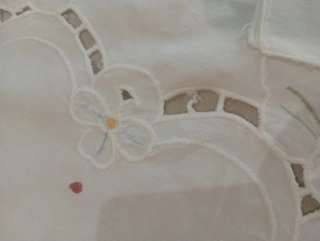 Mantel pequeño bordado con 4 servilletas