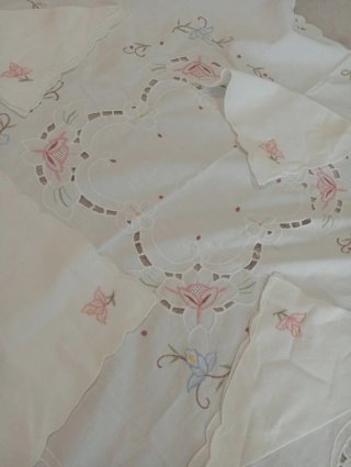 Mantel pequeño bordado con 4 servilletas