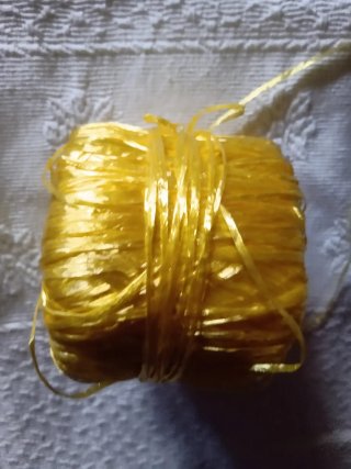 Ovillos de rafia y algodón