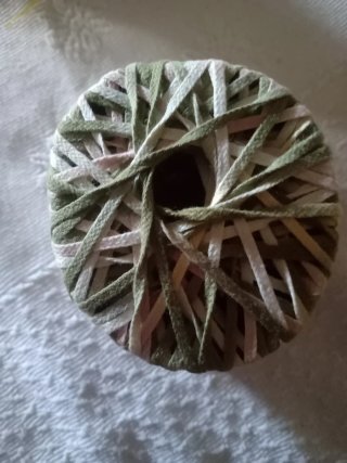Ovillos de rafia y algodón