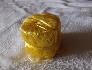 Ovillos de rafia y algodón