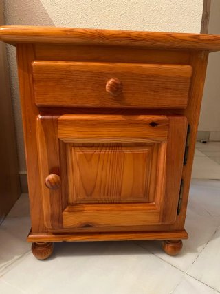 Cama de madera con mesitas, somier y espejo