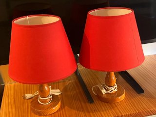 Cama de madera con mesitas, somier y espejo