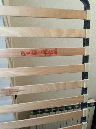 Cama de madera con mesitas, somier y espejo