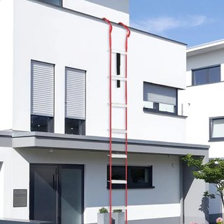 Escalera de emergencia con separadores de pared