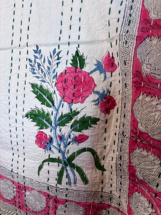 Colcha artesanal blockprint flores rosa