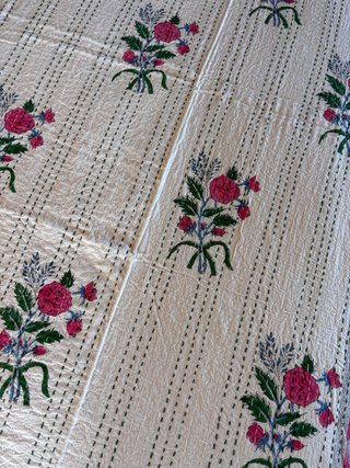 Colcha artesanal blockprint flores rosa