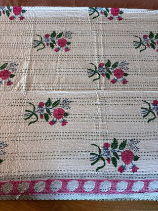 Colcha artesanal blockprint flores rosa