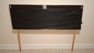 Cabecero de cama beige con patas