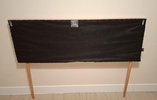 Cabecero de cama beige con patas