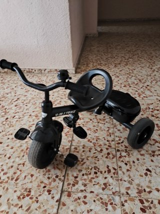 Triciclo compacto color negro  marca Besrey