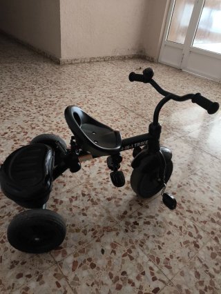 Triciclo compacto color negro  marca Besrey