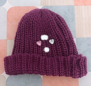 Gorro de lana morado con adornos