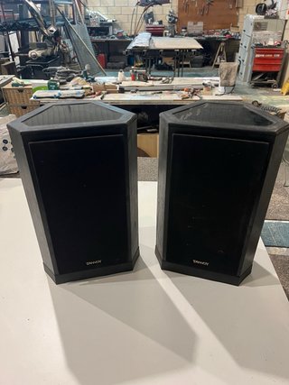 Altavoces Tannoy Negros y Dorados