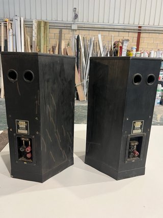 Altavoces Tannoy Negros y Dorados