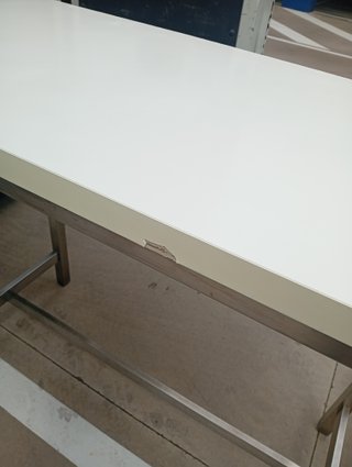 Mesa alta tipo barra IKEA gris y blanca
