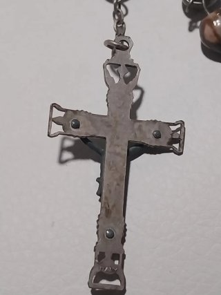 Dos rosarios antiguos con cruces
