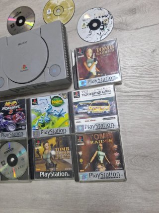 Console PS1 grigia con cavi e giochi