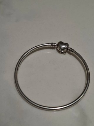 Pulsera rígida Pandora cierre corazón plata