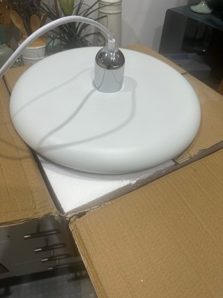 Lámpara colgante blanca y plateada