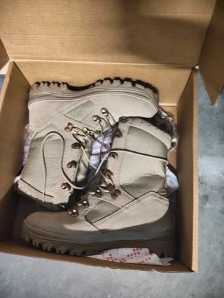 Botas militares áridas de hombres y mujeres