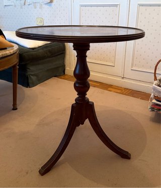 Mesa auxiliar de madera oscura