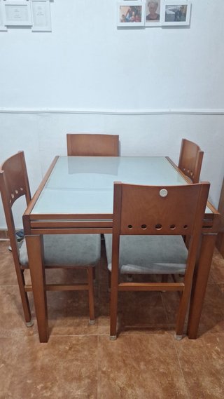 Mesa de comedor con sillas a juego