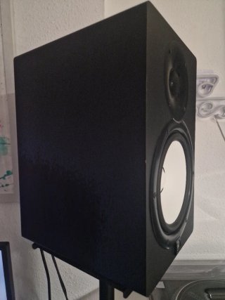 Un monitor de estudio Yamaha HS8 que incluye pie