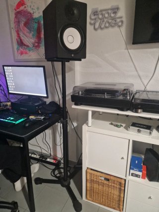 Un monitor de estudio Yamaha HS8 que incluye pie