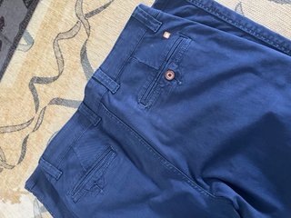 Pantalón chino azul hombre
