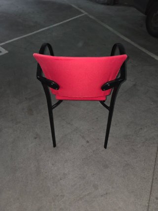 Sillas de oficina rojas y negras