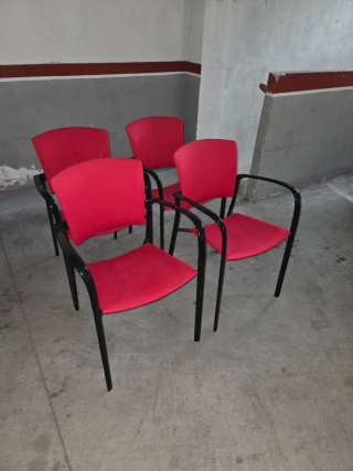 Sillas de oficina rojas y negras