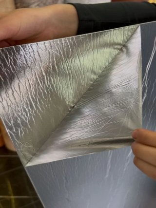 Rivestimento autoadesivo per pareti
