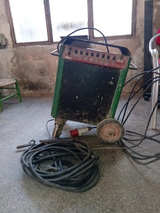 Máquina de soldar potente con cables