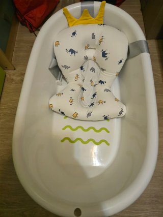 Bañera para bebé blanca.