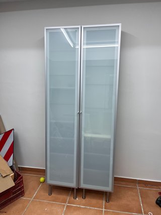 Lavabo de cristal y metal