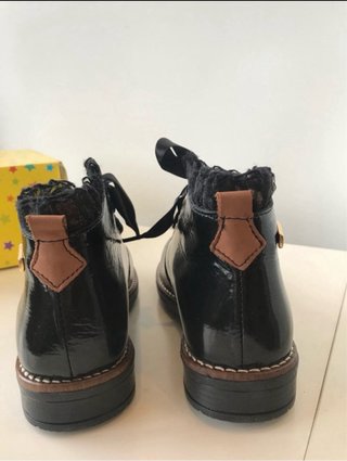 Botas verniz pretas com renda nr 28