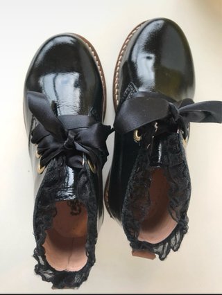 Botas verniz pretas com renda nr 28