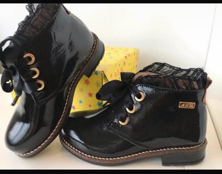 Botas verniz pretas com renda nr 28