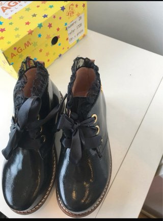 Botas verniz pretas com renda nr 28
