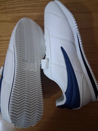 Zapatillas Fila Blancas y Azules