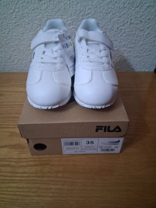 Zapatillas Fila Blancas y Azules