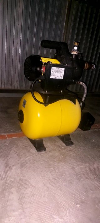 Bomba de presión de agua con depósito