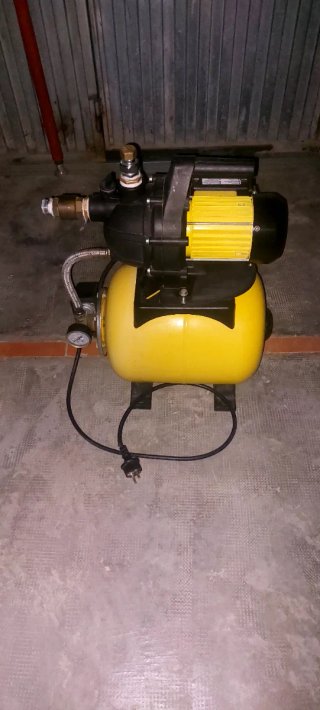 Bomba de presión de agua con depósito